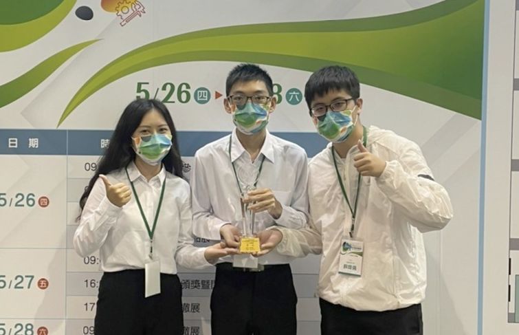 化材系學生蔡詩涵（左起）、李日譽、蘇暐倫獲得化工材料群第一名。 南臺科大/提供