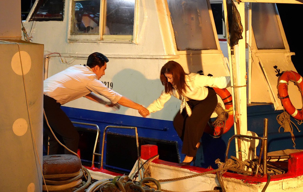 王樂妍(右)穿高跟鞋在船上走跳相當驚險。圖／台視提供