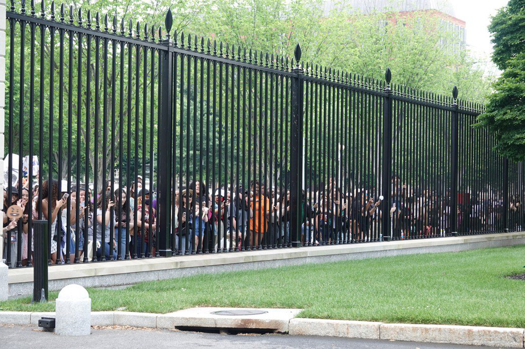 BTS防彈少年團5月31日造訪白宮，場外歌迷翹首以待。華盛頓記者張文馨／攝影