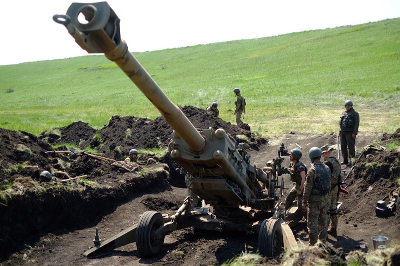 俄烏戰爭已進入第四個月，西方國家日益感到所提供烏克蘭的支援漸成負擔。圖為烏軍頓巴斯前線部隊發射M777榴彈砲影像。路透 / EYEPRESS Images