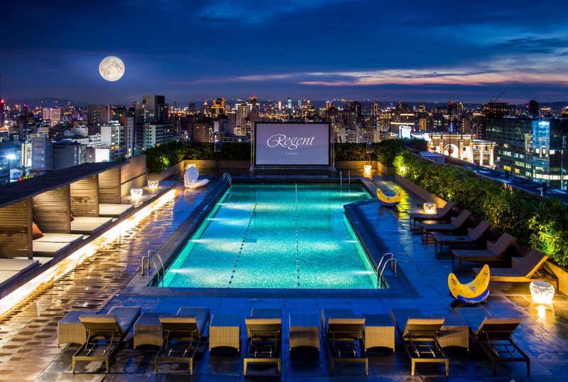 晶華_位於露天泳池畔旁、全台北市五星級飯店唯一的「城市星空電影院」，每日晚間會播映娛樂性十足的好萊塢大片。圖／晶華提供