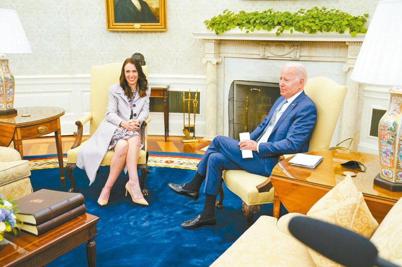 拜登（右）在白宮會晤來訪的紐西蘭總理阿爾登。（美聯社）