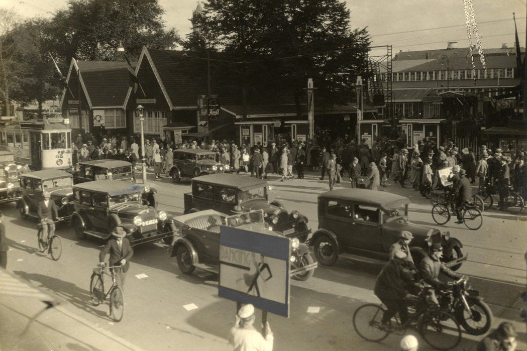 1931年烏特勒支市區道路景象，汽車與自行車混和使用道路。 圖／烏特勒支檔案館