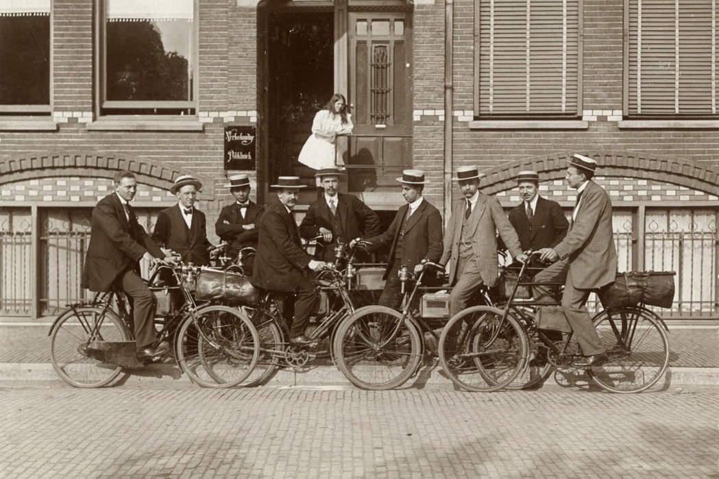 1920年代烏特勒支的婦產科醫師騎自行車至診所接受培訓；自行車已從休閒娛樂功能，轉變為工作通勤運具。 圖／烏特勒支檔案館