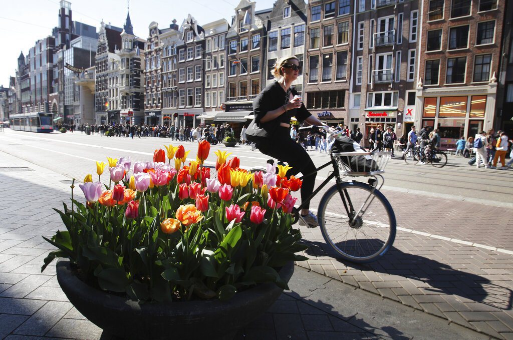 於荷蘭首都阿姆斯特丹，騎著自行車的民眾。 圖／美聯社