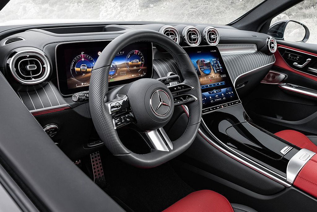 全新賓士GLC休旅車搭載雙螢幕，駕駛座前方的12.3吋寬螢幕數位儀表，以及稍微向...