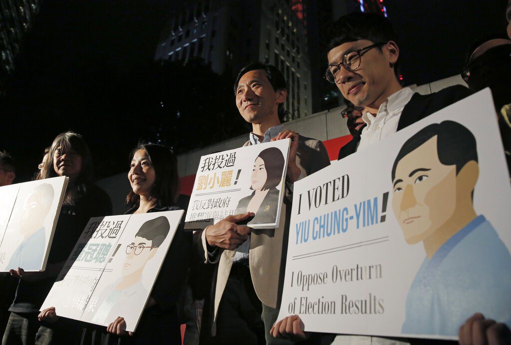 2016年，甫當選的香港立法會議員梁國雄（左起）、劉小麗、姚松炎和羅冠聰舉行抗議活動。 圖／美聯社