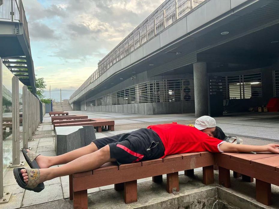 吳宗憲因為中暑躺在路邊休息。 圖／擷自吳宗憲臉書