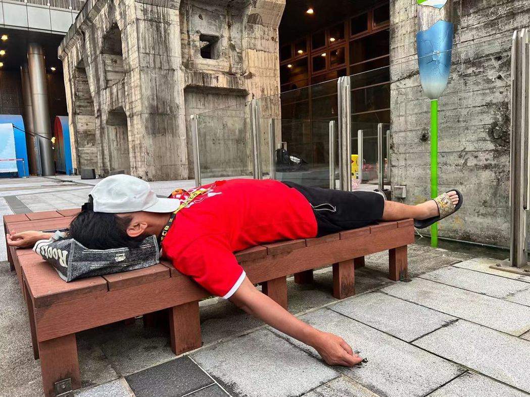 吳宗憲因為中暑躺在路邊休息。 圖／擷自吳宗憲臉書