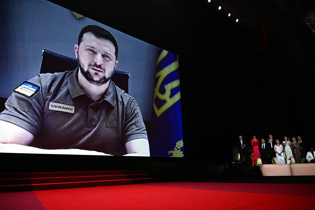 烏克蘭總統澤倫斯基在第75屆坎城電影節開幕式上發表談話。 圖／美聯社