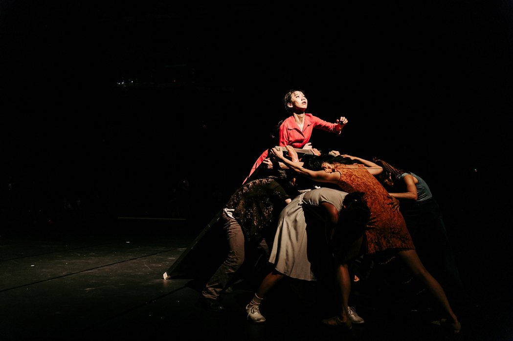 紅衣女子與舞者間的互動，彷彿呼應當代人的困境。圖／衛武營提供