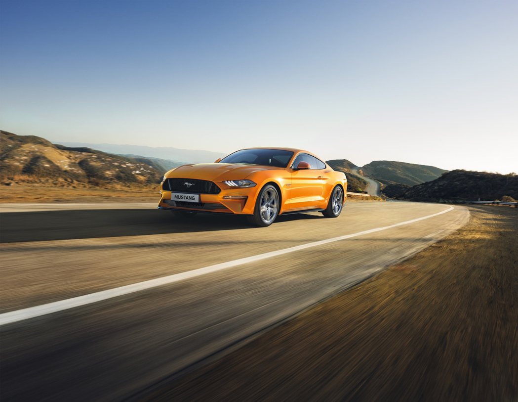 22年式New Ford Mustang正式抵台，全新導入Cyber Orange及Grabber Blue兩款亮眼新色。 圖／福特六和提供