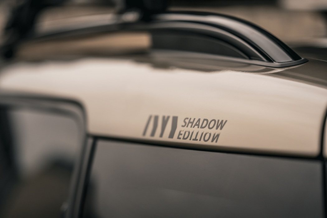 Melting Silver銀色車頂後側邊的Shadow Edition專屬徽飾...