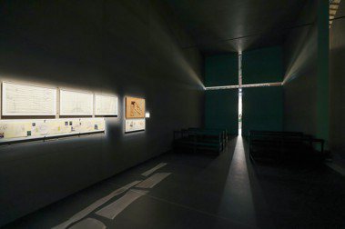 《挑戰—安藤忠雄展》當中以1:1尺寸復刻的經典名作「光之教堂」，象徵著時間與空間的對話，希望可以讓觀眾身臨其境感受建築的能量。 圖／吳致碩攝影