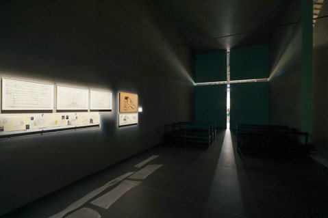 《挑戰—安藤忠雄展》當中以1:1尺寸復刻的經典名作「光之教堂」，象徵著時間與空間...