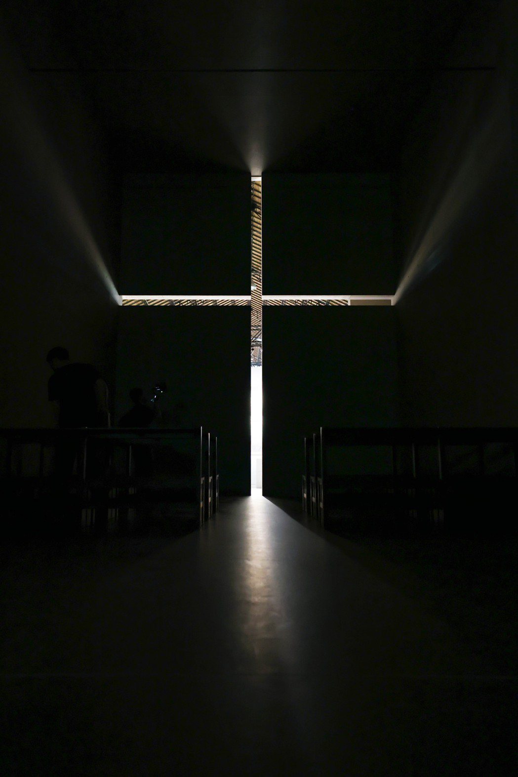 《挑戰—安藤忠雄展》當中以1:1尺寸復刻的經典名作「光之教堂」，象徵著時間與空間...