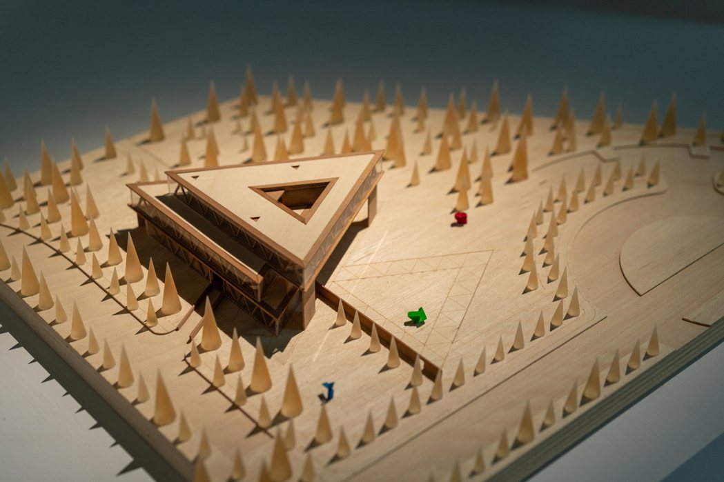 台中亞洲大學現代美術館，安藤忠雄使用等邊三角形的量體上下錯位交疊進行空間設計。 ...