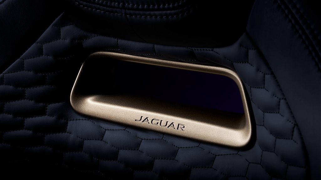 Jaguar F-Pace SVR Edition 1988採用半苯胺黑檀木深色...
