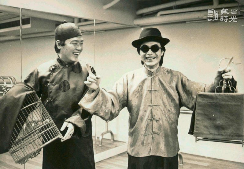 圖說：李立群( 左)李國修同台演出「那一夜，我們說相聲」。來源：聯合報。攝影：郭肇舫。日期：1985/02/02
