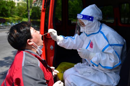 中國大陸宣布上海防疫戰取得勝利，全國周三新增本土感染降至三個多月來最低。中新社