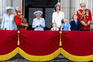 卡蜜拉(左起)與夫婿查理、女王、凱特王妃與威廉王子及三名子女，二日一起在白金漢宮陽台觀看慶祝白金禧空中分列式。路透
