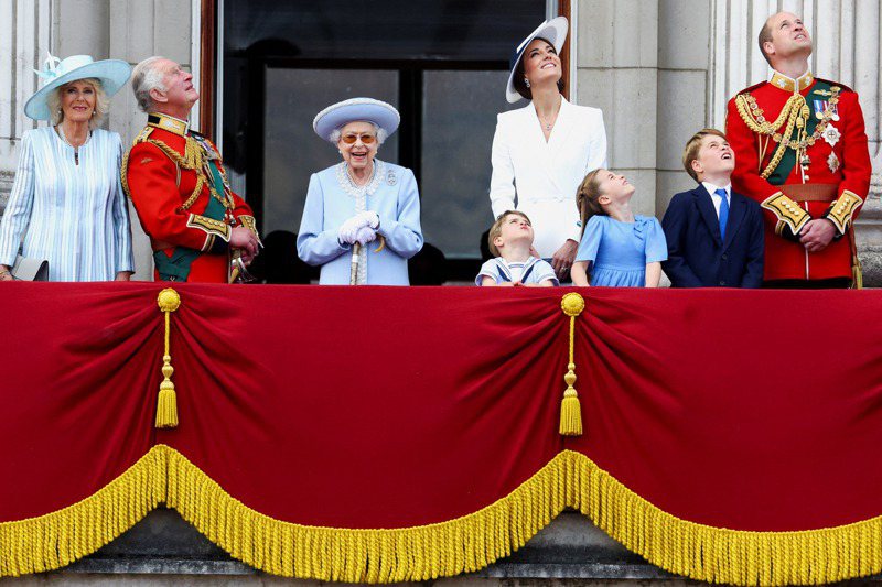 卡蜜拉(左起)與夫婿查理、女王、凱特王妃與威廉王子及三名子女，二日一起在白金漢宮陽台觀看慶祝白金禧空中分列式。路透