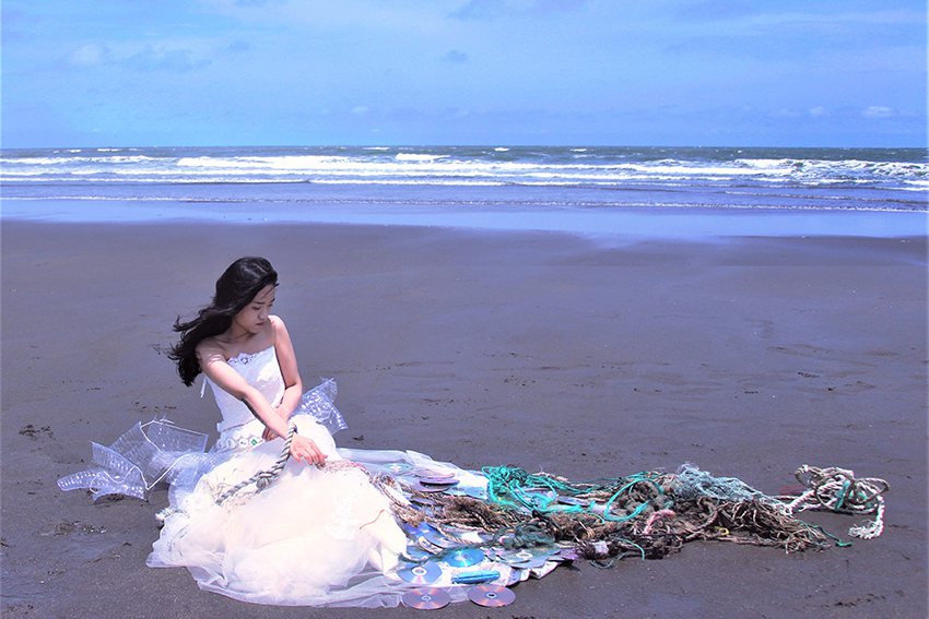 將海廢融入婚紗攝影，形成擱淺與純潔的強烈對比。 元智大學/提供