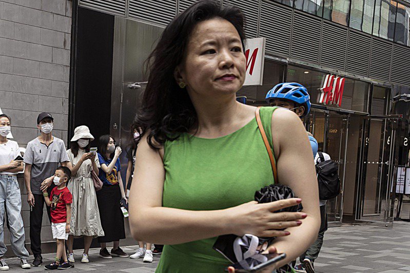 曾任中國官媒主播的澳洲籍華裔記者成蕾（Cheng Lei）從2020年8月遭北京當局拘留至今，她的男友在今天播出的訪問中，對成蕾在獄裡日漸惡化的健康狀況表達擔憂。 美聯社