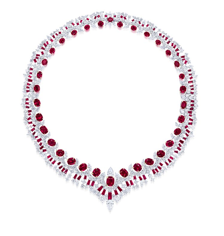 「緬甸鴿血紅」天然紅寶石配鑽石項鍊，紅寶石共重約45.02克拉，未經加熱處理，估價260萬港元起。圖／富藝斯提供