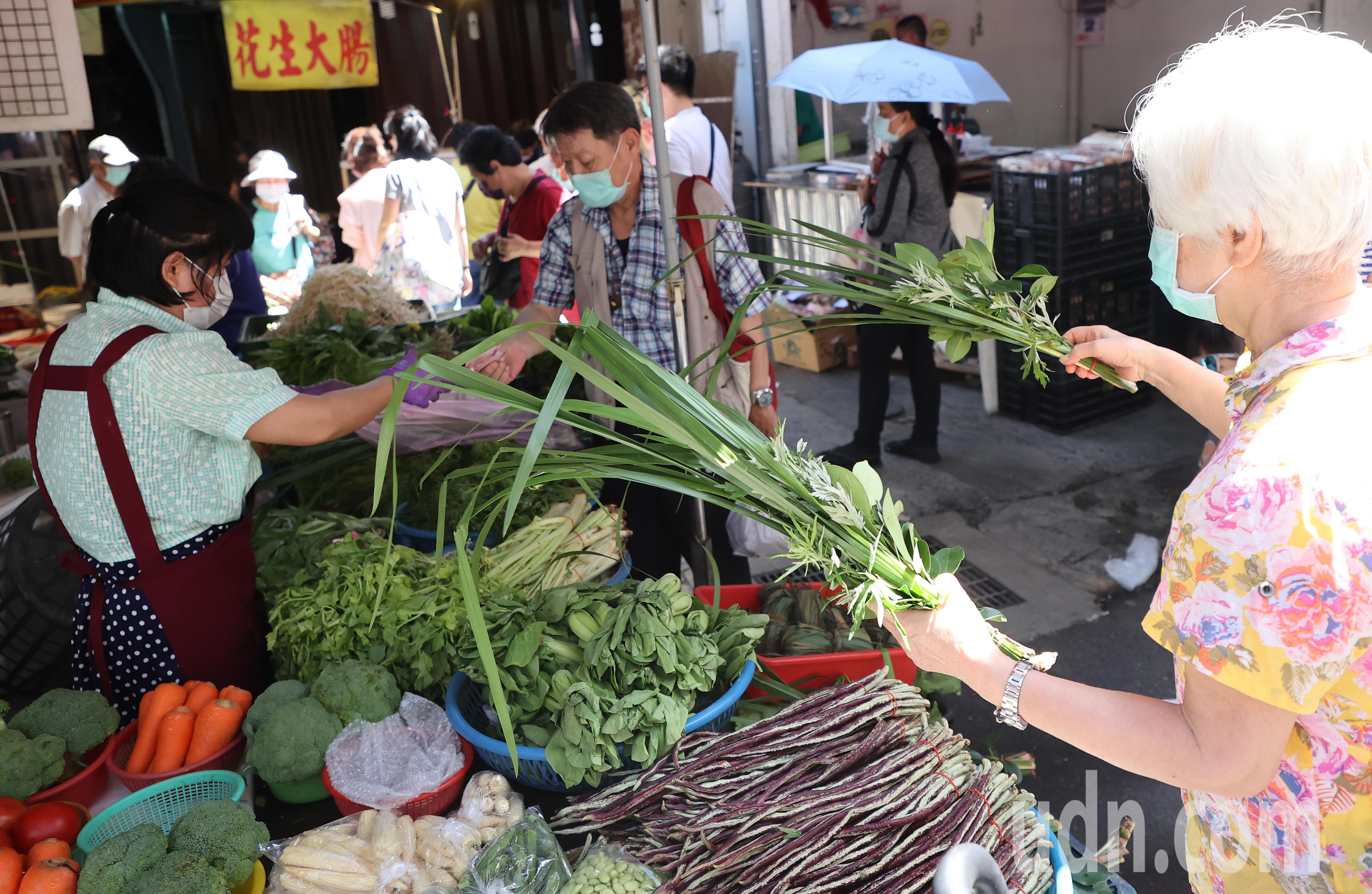 端午節許多傳統市場除了粽子銷量特別好之外，還有象徵驅病避邪的艾草也特別受到民眾青睞。記者潘俊宏／攝影