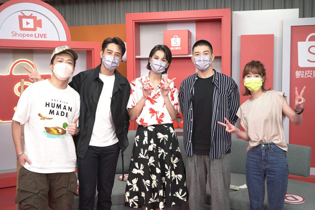 胡宇威(左二起)、曾沛慈、吳岳擎作客節目「蝦皮娛樂線」。圖／蝦皮提供