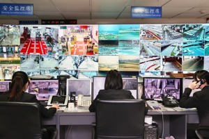 桃園國際機場內裝設3千多支攝影機，營運控制中心內有一面電視牆顯示即時影像，安全監控席值班人員還能夠利用各個區位的鏡頭，依區域調閱監視器畫面。記者黃仲明／攝影