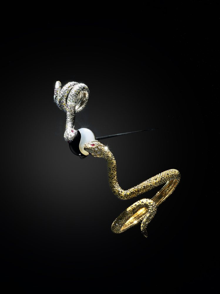 ANNA HU太極蛇形戒鐲正式納為巴黎裝飾藝術博物館永久典藏。圖／ANNA HU...