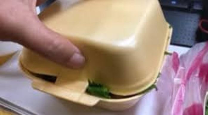 有網友分享以前早餐店裝漢堡的黃色保麗龍盒子，讓不少人看了湧出滿滿的回憶。 圖擷自爆廢公社