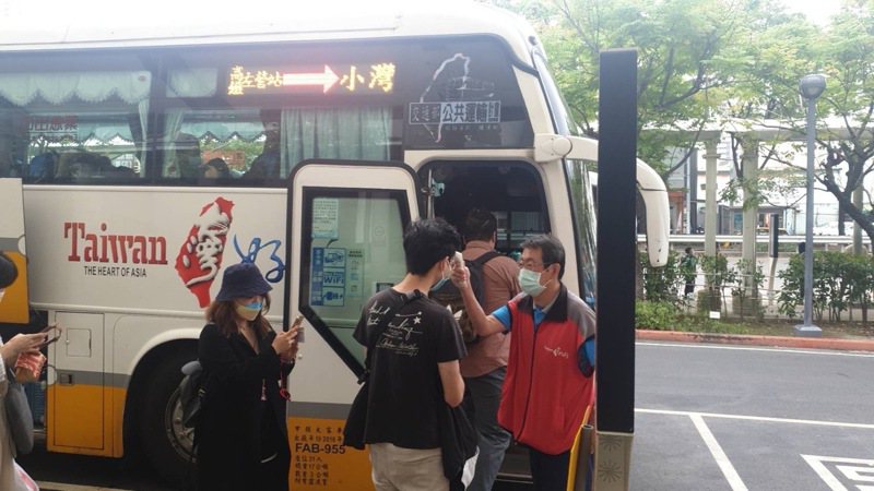 今天起三天，台灣好行路線推出半價優惠，全票乘客須持電子票證或行動支付才享折扣票價。圖／高雄區監理所提供