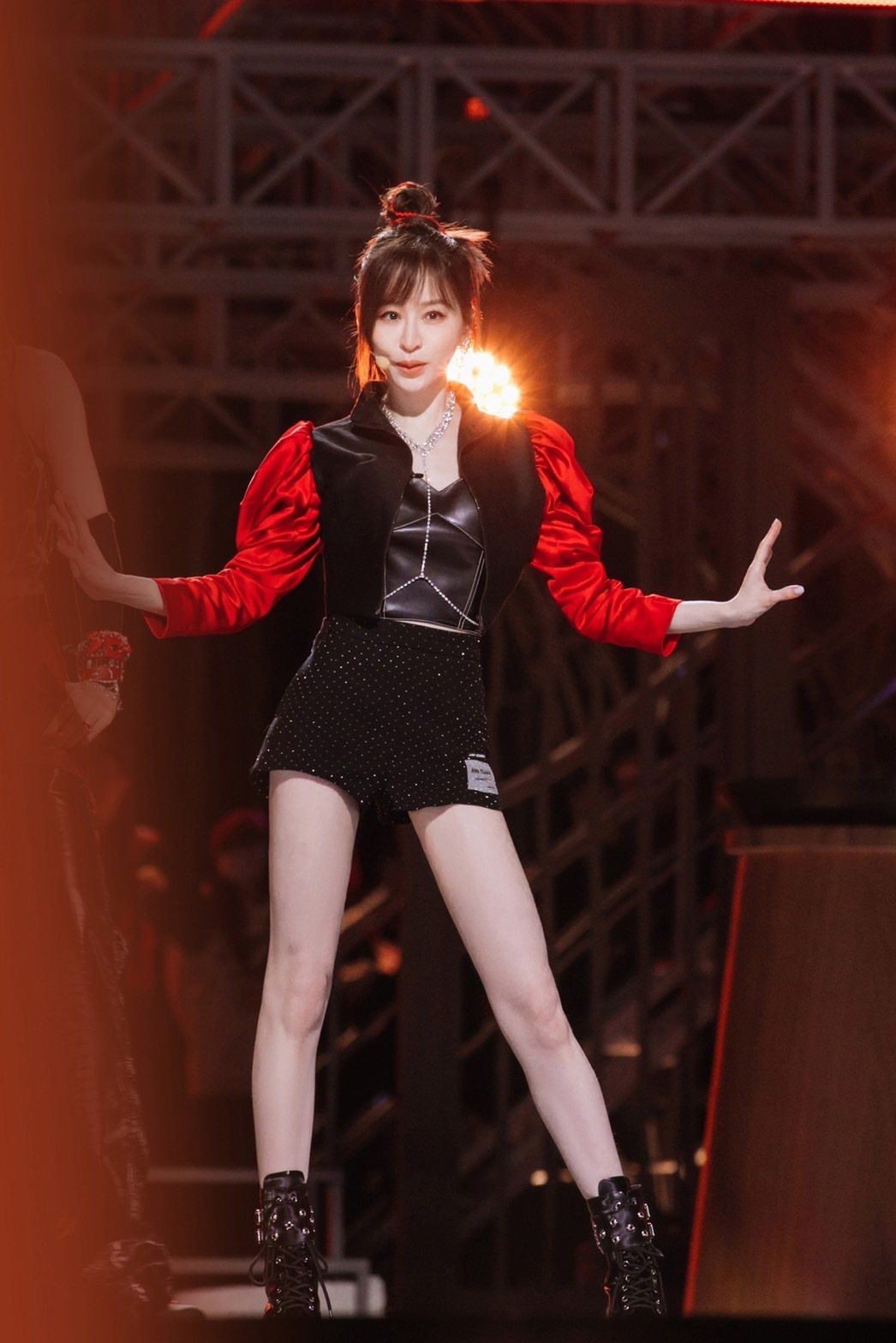 王心凌首次公演化身俠女造型，重繹江淑娜經典歌曲「談笑一生」。圖／芒果TV提供