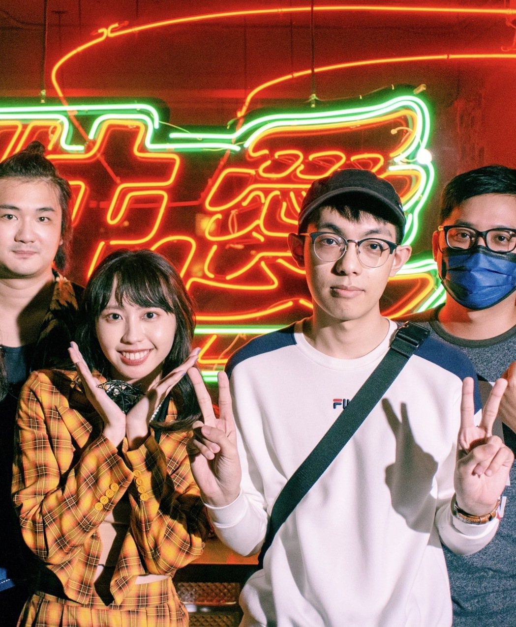 電競「台灣之光」爆哥（右二）去年獲李芷婷（左二）邀請線上合唱，美聲獲讚電競界「好...