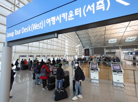 南韓總理韓德洙宣布，下周三（8日）起，將取消對未接種新冠疫苗的海外入境旅客須隔離七天的規定，並同步解除國際航班數量限制。 （歐新社）