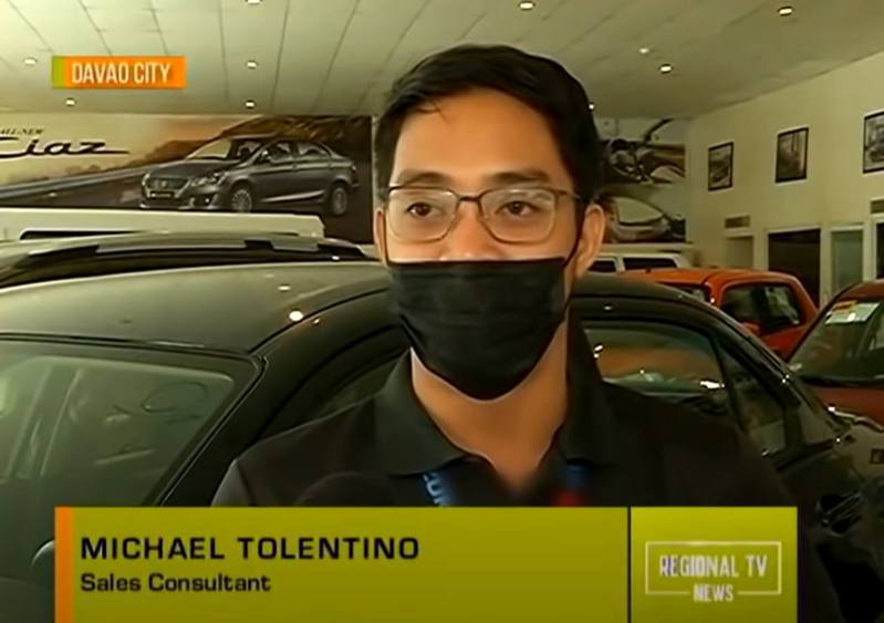 第2间车行的销售人员出去迎接阿尔梅勒看车。撷自GMA新闻(photo:UDN)