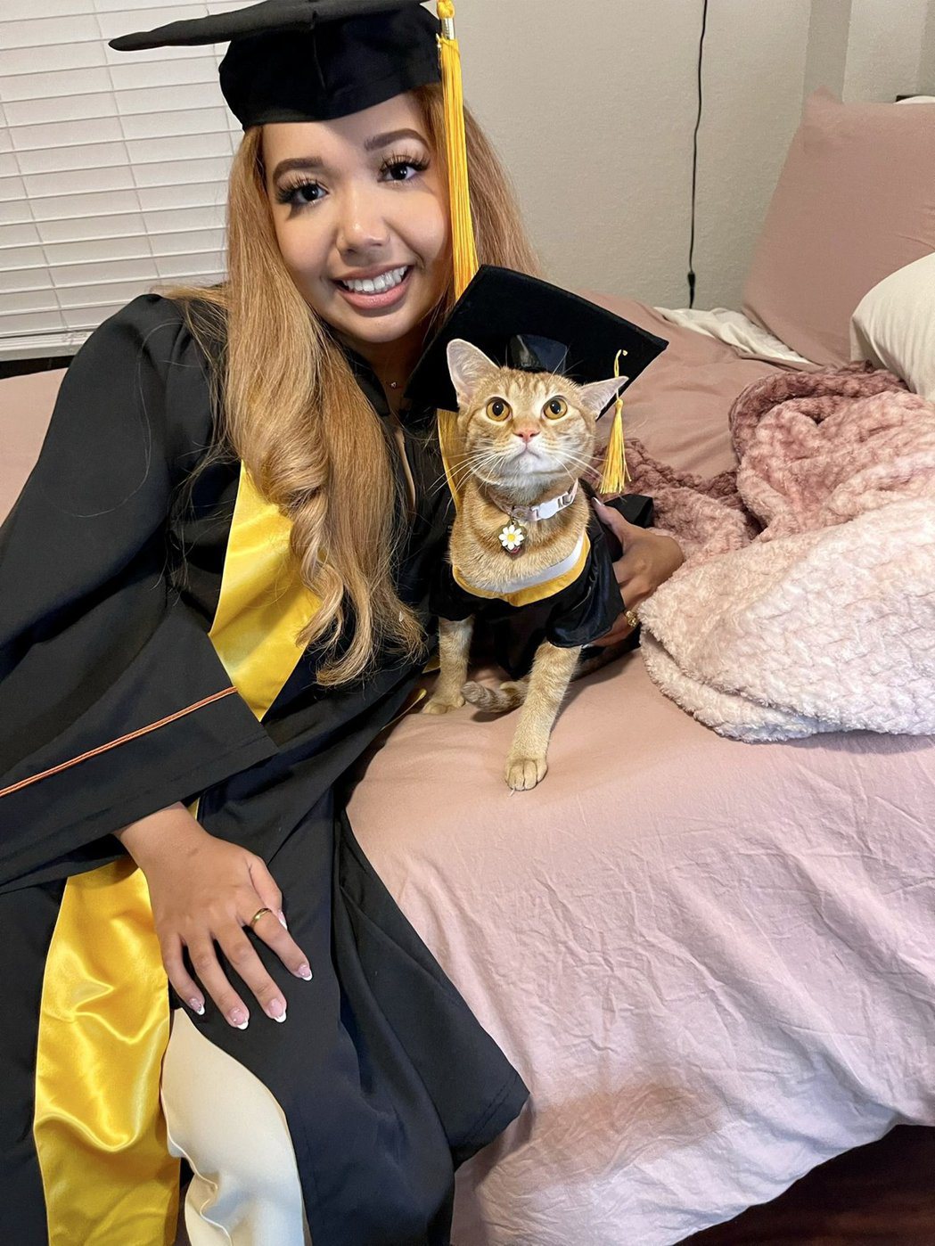 女大生今年從德州大學奧斯汀分校畢業，也幫愛貓準備了畢業服裝。圖擷自@FrancescaBourdi