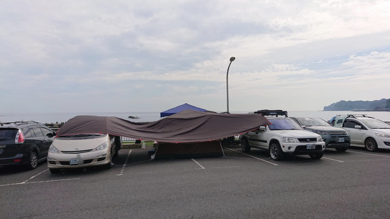 民眾把停車場當成露營區。 圖／翻攝自臉書爆料公社二社