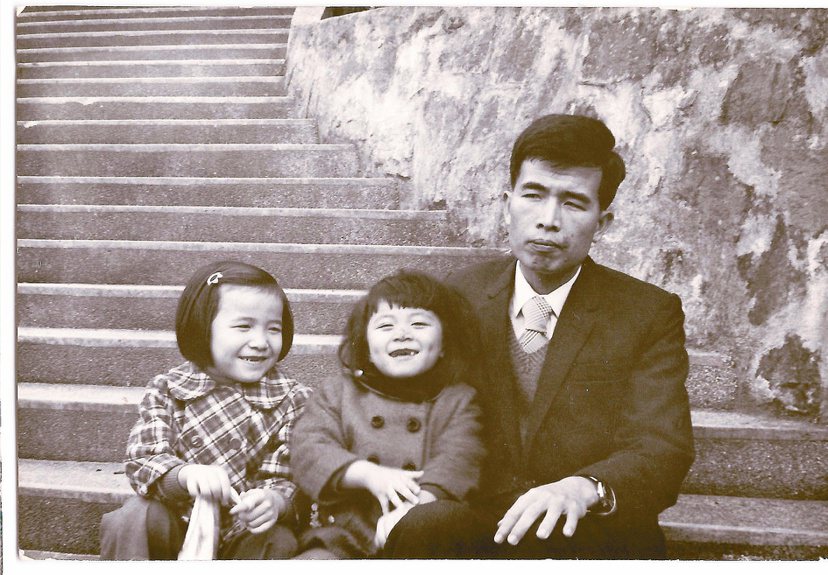1975年，吳佳璇（左）的爸爸從美國歸國，帶著全家去溪頭旅行。圖╱吳佳璇提供