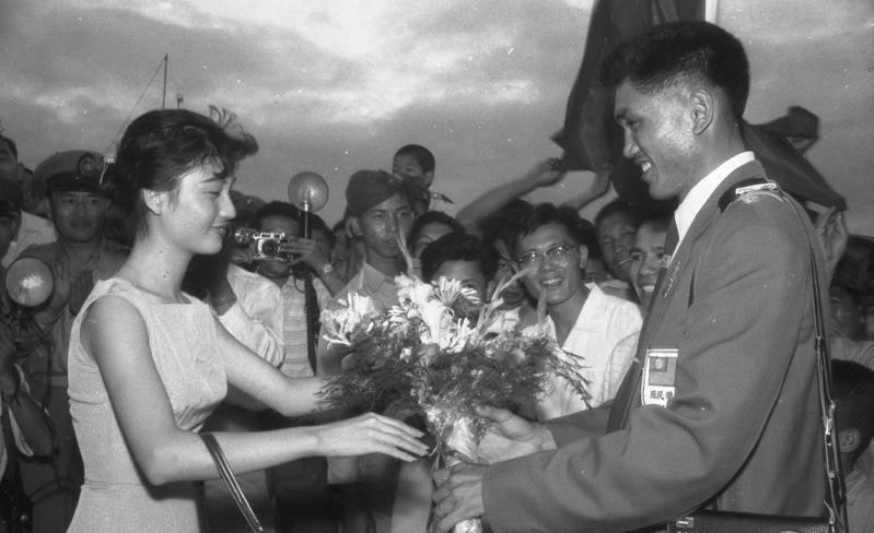 1968年6月4日，在第三屆亞運會中連戰皆捷榮膺亞洲足壇盟主的中華民國足球隊凱旋歸來，在機場接受熱情的民眾獻花。圖／聯合報系資料照片