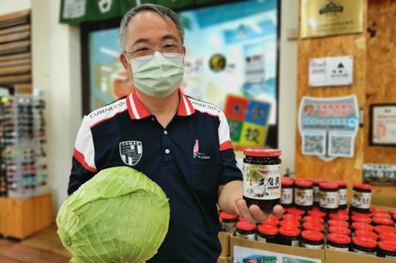 台東縣關山米國學校為幫助在地小農，推出「買豆腐乳送高麗菜」活動。記者卜敏正／攝影