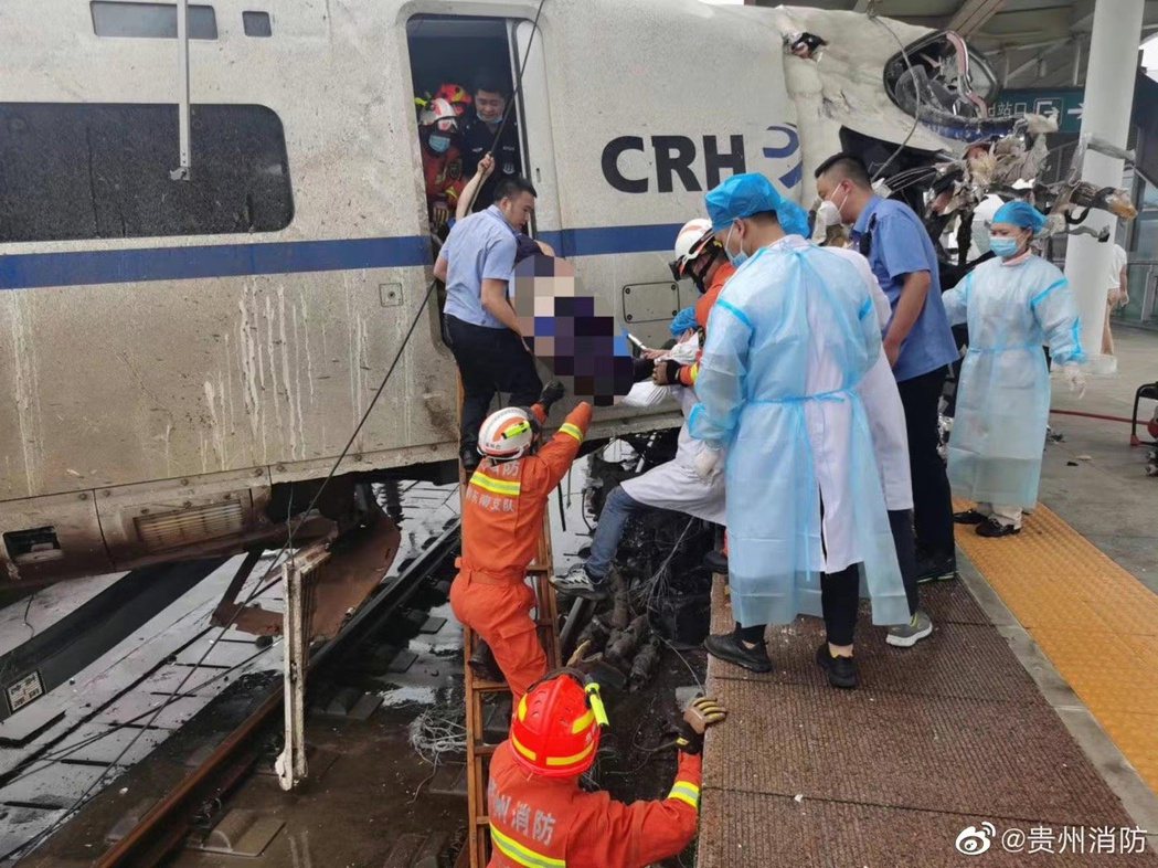 4日10時30分許，一輛由貴陽北開網廣州南的高鐵列車，撞上突然坍方侵入鐵軌的土石...
