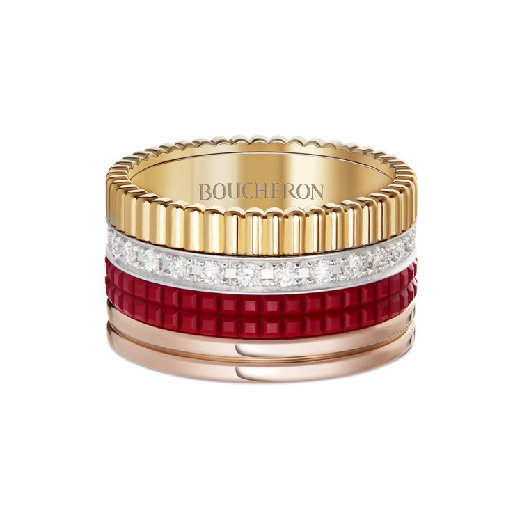 Boucheron Quatre Red系列戒指，使用白金、黃金和玫瑰金750材質、紅色高精密陶瓷，鑲嵌25顆鑽石重約0.49克拉，30萬2,000元。圖 / Boucheron提供