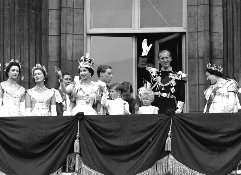 伊麗莎白二世在白金漢宮陽台向民眾揮手致意。美聯社