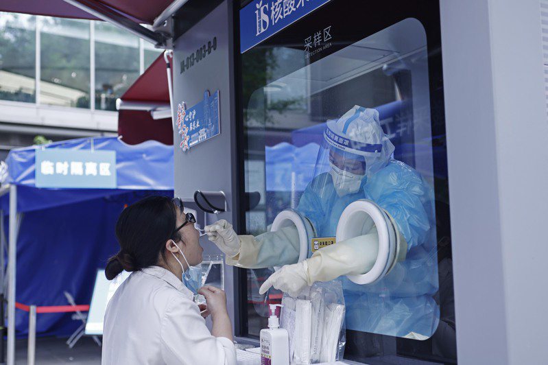 北京本輪疫情很快得到控制，那就是對核酸檢測市場大清洗，已有幾十人被抓。中通社