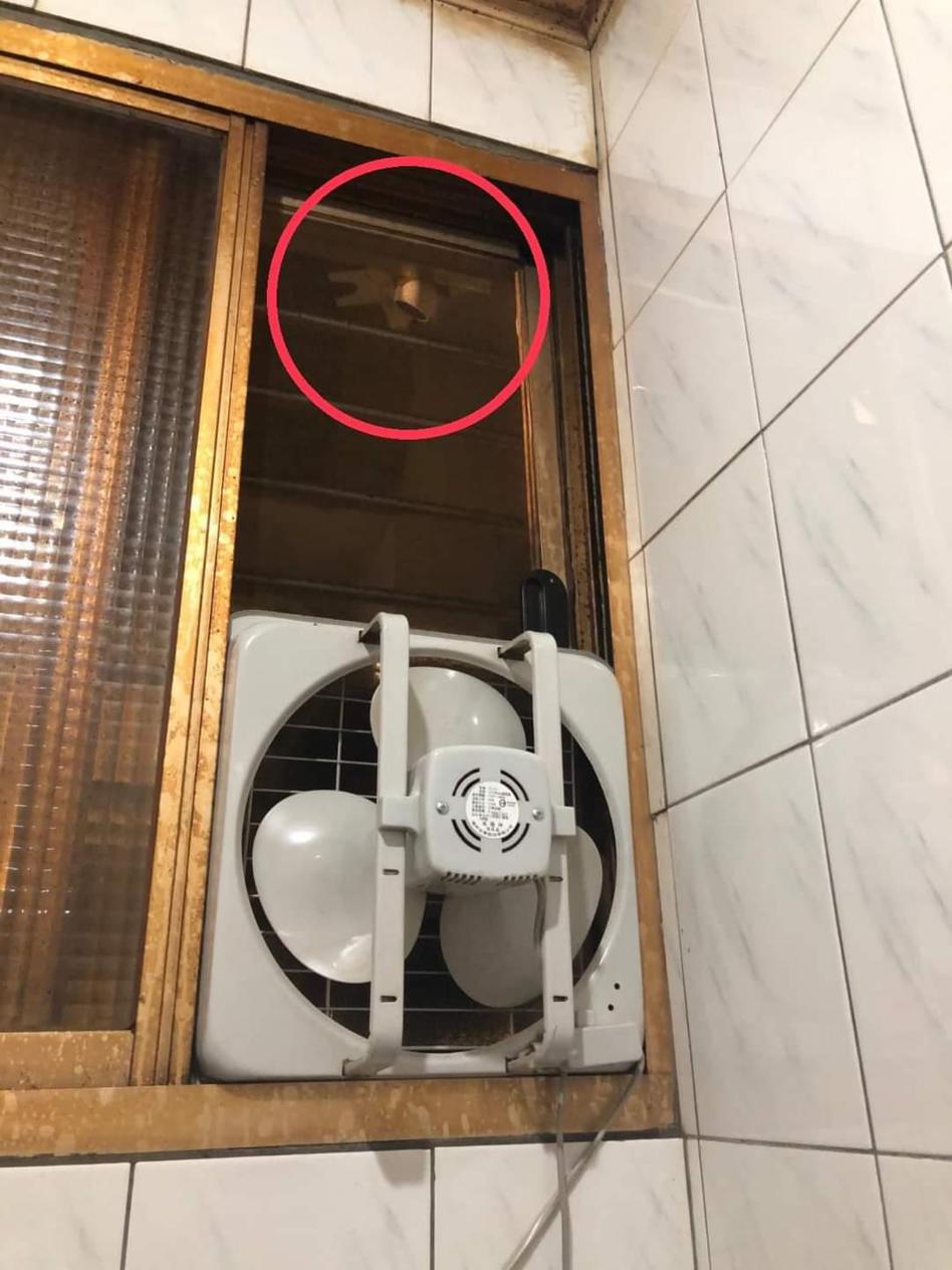 一名網友控訴鄰居把監視器裝在自家廁所外，但警察認為拍防火巷沒有違法疑慮。圖擷自「爆料公社」