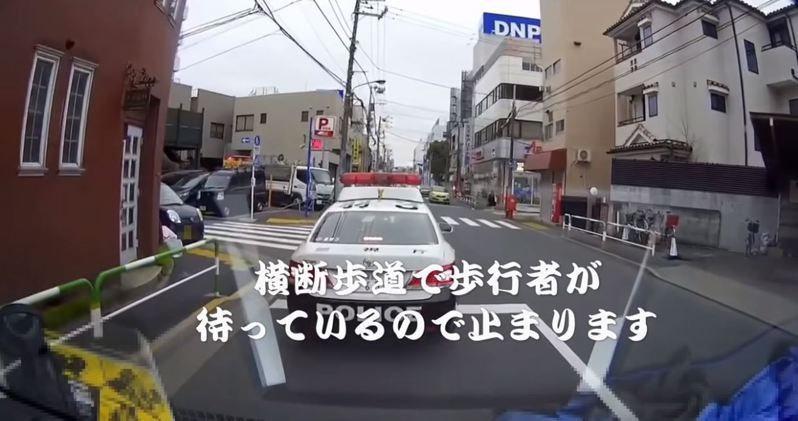 日本警察因車輛未禮讓行人，在路口大迴轉追車。圖／翻攝自YouTube頻道「1963no0101」